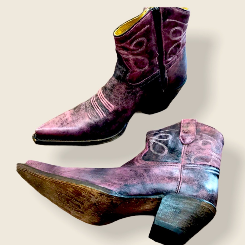 Je-Ver Boots. Run narrow. I am a 71/2 fit very snug for me.  71/2 N